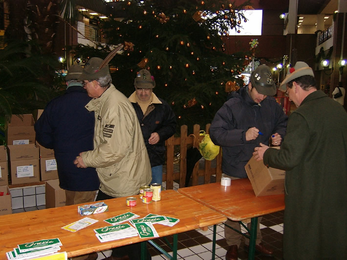 Giornata della Colletta Alimentare 2005 presso il Supermercato SMA - 2 Pini. Devis e Sergio impegnati nell'imballaggio degli scatoloni.