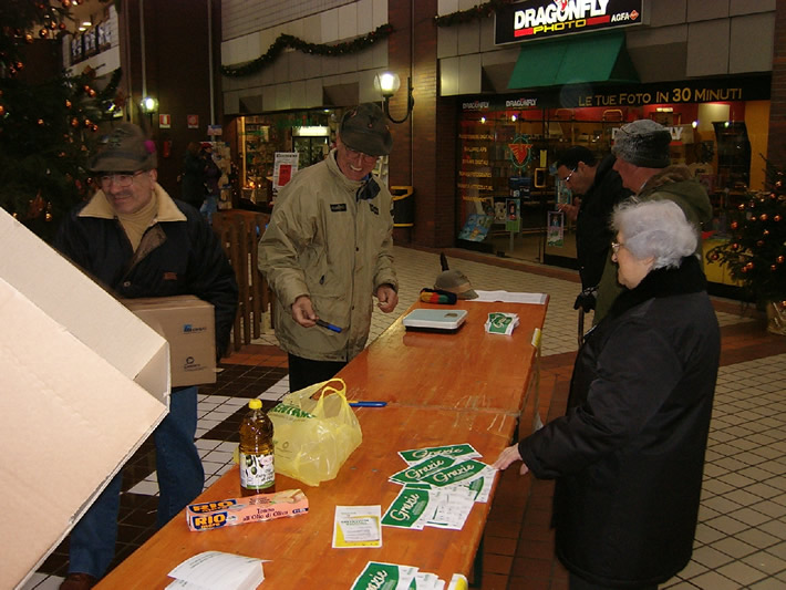 Giornata della Colletta Alimentare 2005 presso il Supermercato SMA - 2 Pini. Devis e Sergio impegnati nell'imballaggio degli scatoloni.